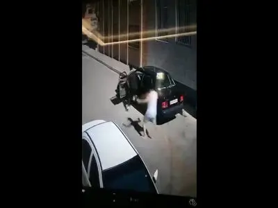فیلم سرقت عجیب پراید در روز روشن / صاحب خودرو : «پابرهنه دنبال دزد دویدم اما حریفش نشدم »
