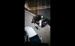 فیلم سرقت عجیب پراید در روز روشن / صاحب خودرو : «پابرهنه دنبال دزد دویدم اما حریفش نشدم »