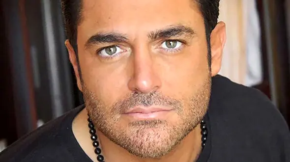  عکس شرم آور محمدرضا گلزار با دختر جوان بدون لباس در یک قایق تفریحی / دبی چه خبره؟