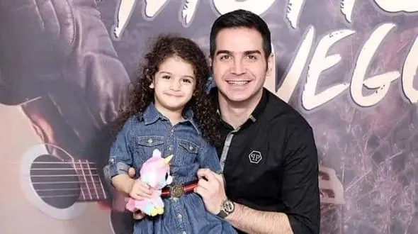 فیلم / سورپرایز تولد دختر گیسو کمند محسن یگانه روی صحنه کنسرتش /  با آهنگ سکوت قلبتو بشکن و برگرد/ همچین عاشقانه ای هم آرزوست 