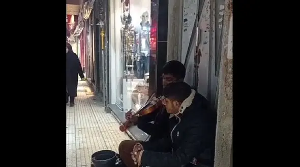 فیلم نوازندگی بی نظیر و سوزناک دو پسر جوان / دلتان کباب می شود !