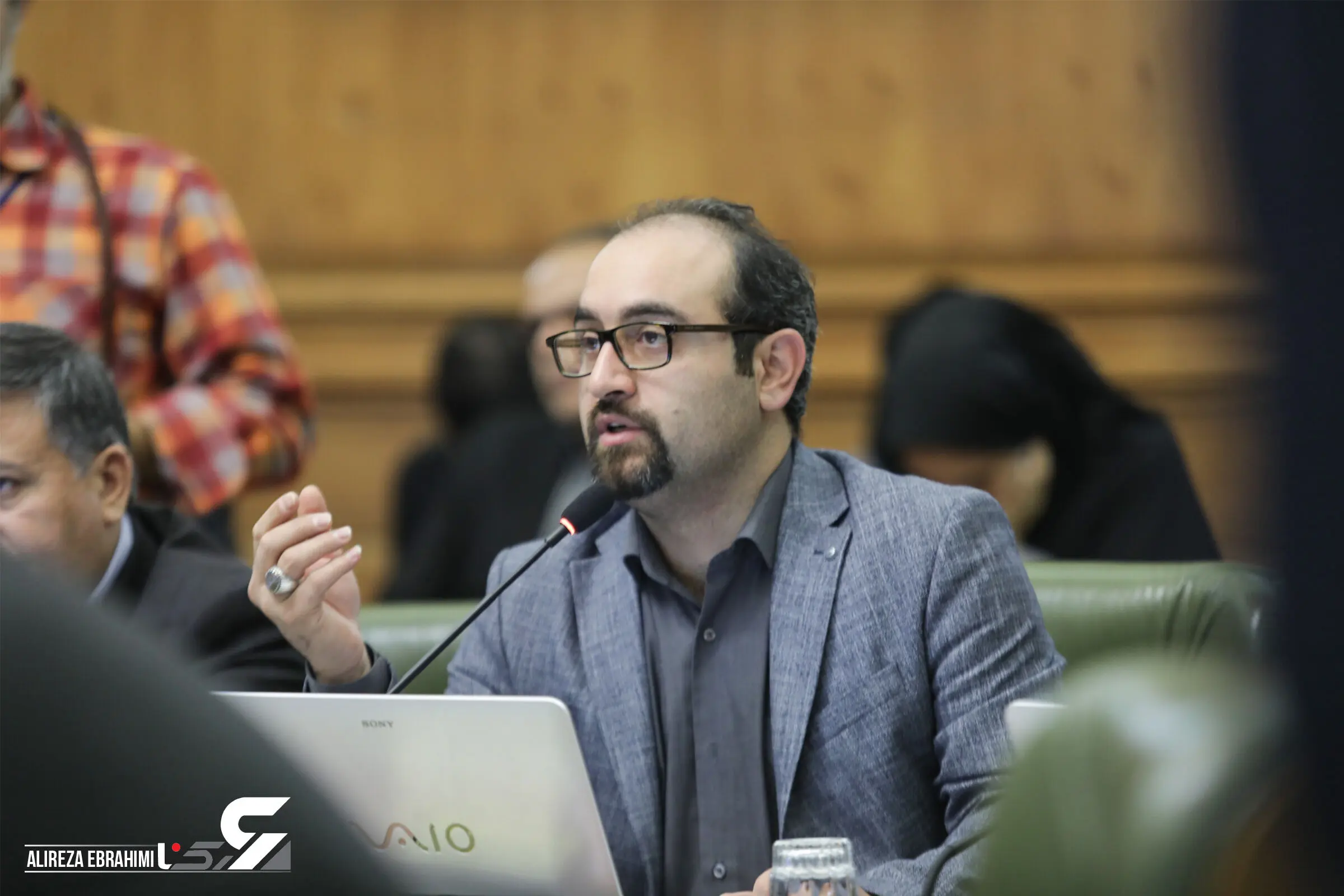 مثل دارکوب روی مخ رئیس شورای شهر نروید!+ فیلم