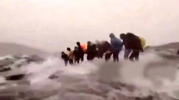 نجات ۱۵۵ کوهنورد گرفتار در سیلاب ارتفاعات کینابالو