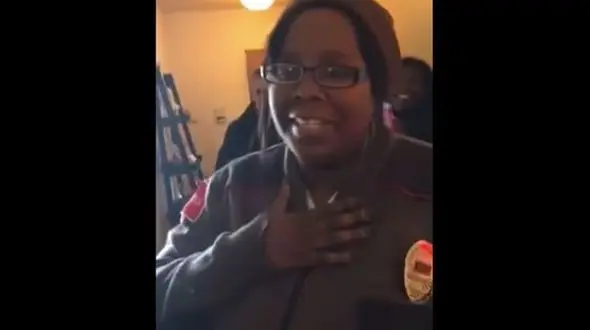 گریه و شادی مادر بی خانمان و فرزندان اش/ از امشب روی تخت خودم می خوابم به پیادروی خیابان+فیلم و عکس