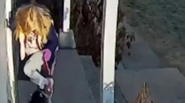 فیلم لحظه حمله وحشیانه به یک دختربچه /  تلاش مادر برای نجات جان فرزندش را ببینید !