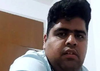 آواز شاد پسر درشت اندام آهنگ گل پری جون رو میخونه فقط که صداشو زنونه میکنه + فیلم