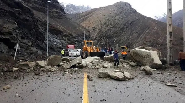 ببینید / لحظاتی رعب‌آور از ریزش سنگ‌های غول پیکر وسط یک جاده کوهستانی + فیلم