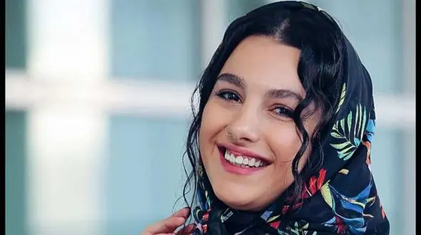 این خانم بازیگر از عمل زیبایی متنفر است / فیلمی جذاب  جوانه دلشاد در باد شدید !