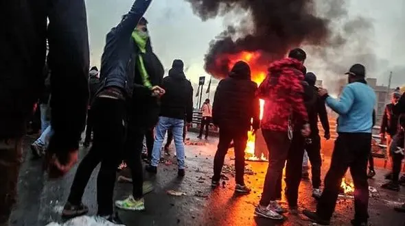 تلخ ترین صحنه ها در نا آرامی های بنزینی تهران / پشت پرده حمله به کلانتری تهرانسر 