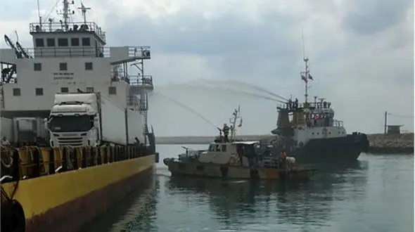 آتش سوزی هولناک یک فروند شناور در بندر دیر+ تصویر