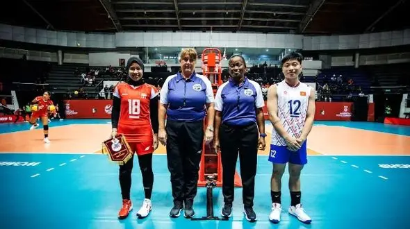 رسوایی تاریخی در والیبال دختران جهان /  کاپیتان مرد از آب درآمد!