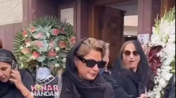 فیلم/  حضور پررنگ و عزادار طناز طباطبایی ، فاطیما بهارمست،لیلا بلوکات ، شبنم مقدمی  و دیگر بازیگران زن و مرد در مراسم ختم پدر رامبد جوان