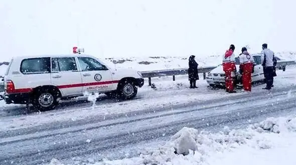 فیلم لحظه نجات معجزه‌آسای مادر و نوزاد 12 روزه از دل کولاک و برف / عملیات نفس‌گیر هلال‌احمر 