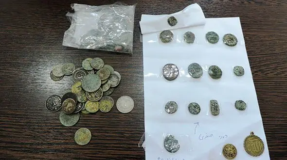 بازداشت قاچاقچی عتیقه با 55 سکه و سنگ زیرخاکی در آران و بیدگل 