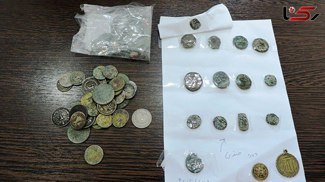 بازداشت قاچاقچی عتیقه با 55 سکه و سنگ زیرخاکی در آران و بیدگل 