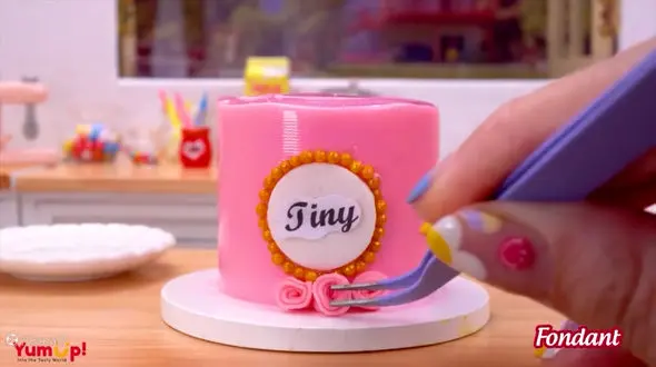 تزیین کیک توت فرنگی مینیاتوری شیرین + فیلم