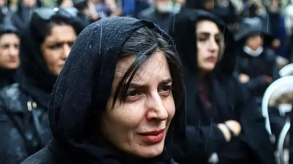 نگاهی به چیدمان میز عزای مادرشوهر  لیلا حاتمی، بازیگر فیلم «پیرپسر» با حضور حامد بهداد/ مادرِ استاد دانشگاه علی مصفا، روحش شاد و یادش گرامی