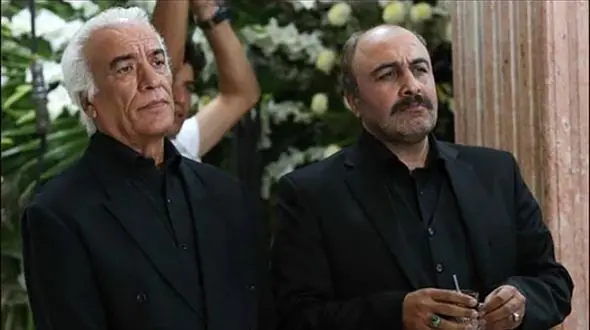 عکس های احوال جگرسوز رضا عطاران در مراسم تشییع جنازه  پدرش/ همه را خنداند در روز گریه اش کسی کنارش نبود !