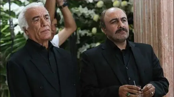عکس های احوال جگرسوز رضا عطاران در مراسم تشییع جنازه  پدرش/ همه را خنداند در روز گریه اش کسی کنارش نبود !