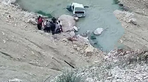 عکس / سقوط سواری پیکان به دره / 3 زن و 2 مرد در دم جان باختند