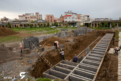 تعدادی از کارگران شهرداری در حال ساخت و آماده سازی قبرهای مخصوص قربانیان کرونا ، آمل - مازندران / عکاس: مجید سعیدی