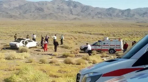 قاچاق انسان جان 2 نفر را گرفت / در واژگونی خودرو در اردستان 10 نفر مصدوم شدند + عکس