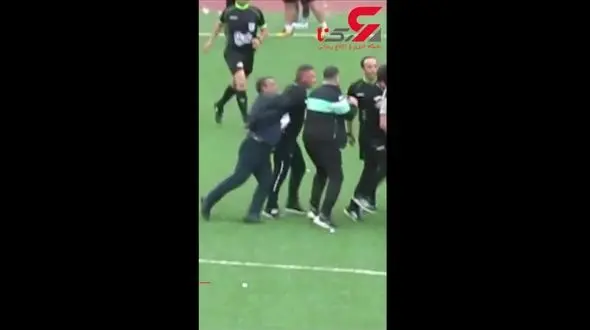 کف گرگی محکم داور فوتبال به عامل حمله به داور وسط  / در گیلان رخ داد + فیلم