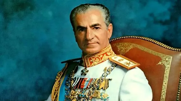 سفر به ایام قدیم / محمدرضا پهلوی با لباس سمور و شاهزاده هایش / سال 1342