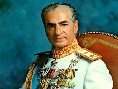 سفر به ایام قدیم / محمدرضا پهلوی با لباس سمور و شاهزاده هایش / سال 1342