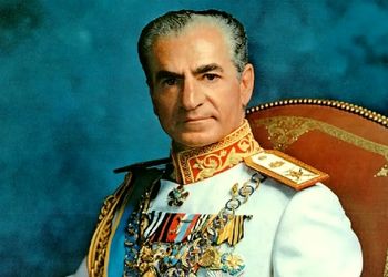 سفر به ایام قدیم / محمدرضا پهلوی با لباس سمور و شاهزاده هایش / سال 1342