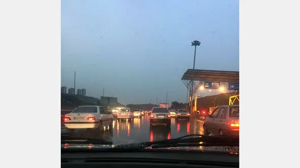 سیلاب جاده کمرد جاجرود را بست/ ترافیک آزاد راه پردیس از تهران تا عوارضی