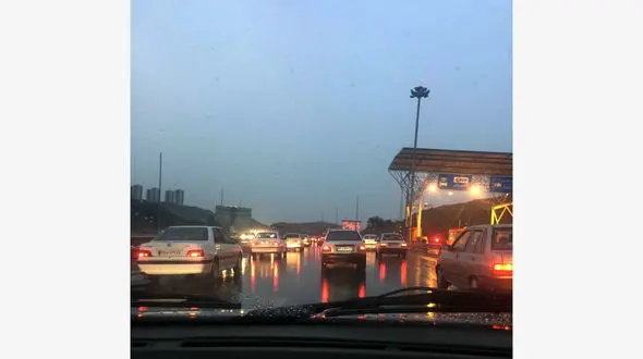 سیلاب جاده کمرد جاجرود را بست/ ترافیک آزاد راه پردیس از تهران تا عوارضی