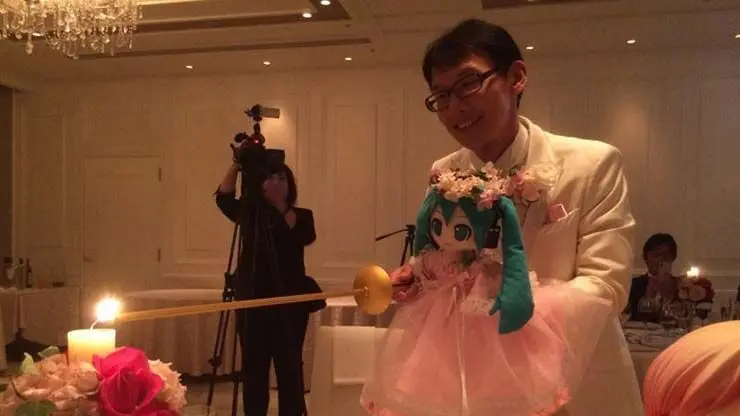 ازدواج / عجیب / یک / مرد / ژاپنی / با / عروسک