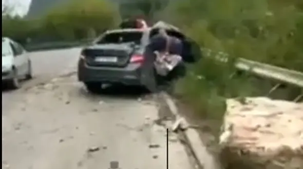 فیلم سقوط وحشتناک صخره سنگ روی ساینا ! / ماشین مچاله شد ! + فیلم