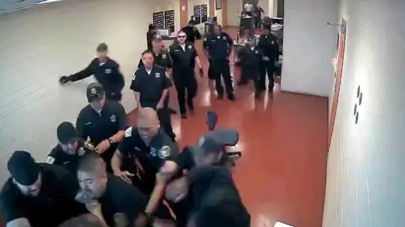 زندانی قلدر همه ماموران پلیس را کتک زد! + فیلم هیجان انگیز