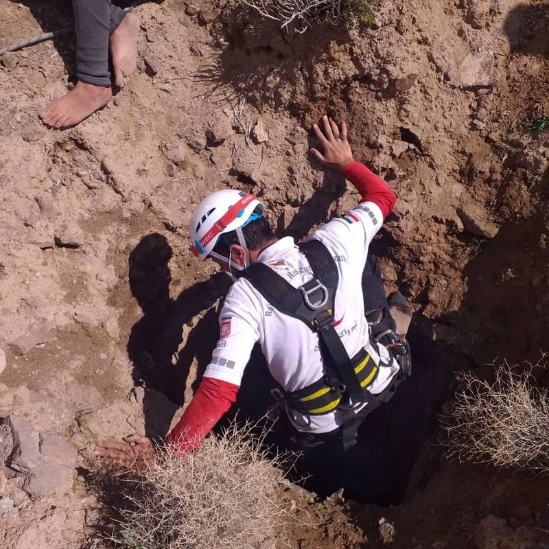 نجات زن باردار سقوط کرده در چاه توسط نجاتگران خراسان جنوبی
