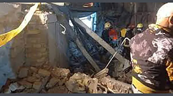 مرد زنجانی زنده زنده زیر آوار ساختمان دفن شد / ریزش مرگبار در خیابان17 شهریور