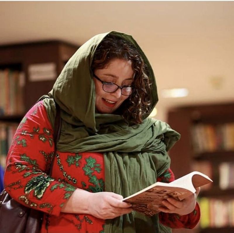  ژاله صامتی در یک‌ کتابخانه + عکس 