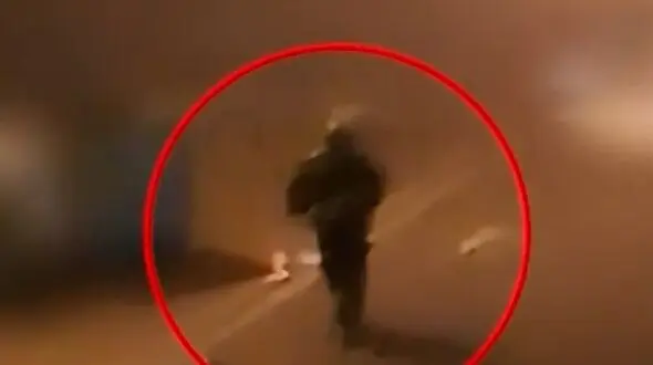 فیلم لحظه رگبار مرگ به کلانتری 126 تهرانپارس و محل اصابت گلوله ها به ماموران در پشت بام 