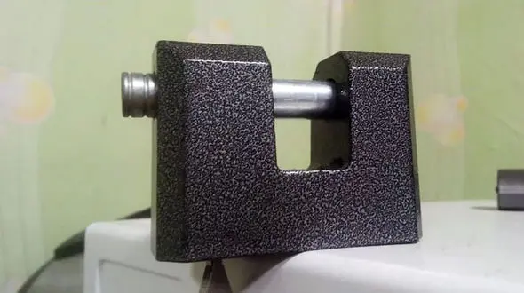 ببینید / شکستن قفل از داخل زندان توسط یک خلافکار مقابل چشمان پلیس!