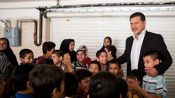 علی دایی و سرپرستی 50 کودک 