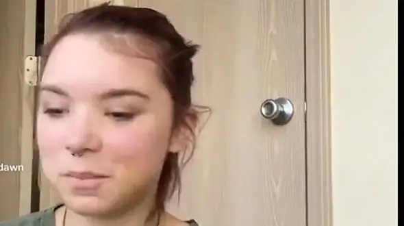 ببینید / خودزنی خونین یک دختر در مقابل چشمان مردم / افزایش جنون در تیک‌تاک + فیلم