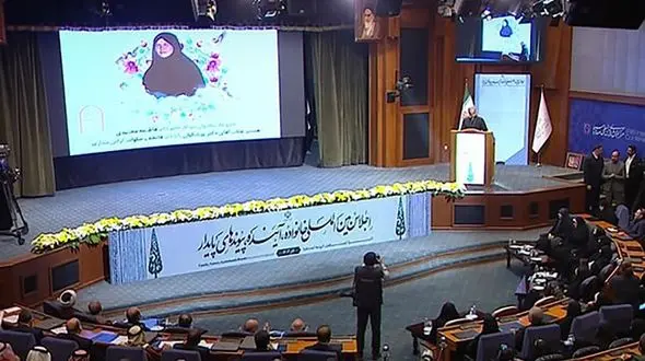 فیلم گریه های پزشکیان با دیدن عکس زن مرحومش  در اجلاس خانواده  / سخنرانی رییس جمهور در برابر میهمان های خارجی و داخلی نیمه کاره ماند !