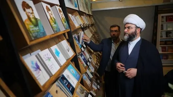 بازدید رئیس سازمان تبلیغات اسلامی از نمایشگاه کتاب همراه دخترش / هدیه دادن کتاب به مناطق کم برخوردار کشور