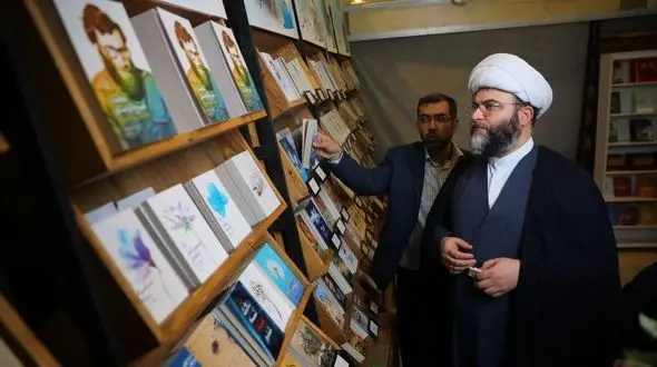 بازدید رئیس سازمان تبلیغات اسلامی از نمایشگاه کتاب همراه دخترش / هدیه دادن کتاب به مناطق کم برخوردار کشور