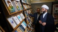 بازدید رئیس سازمان تبلیغات اسلامی از نمایشگاه کتاب همراه دخترش / هدیه دادن کتاب به مناطق کم برخوردار کشور