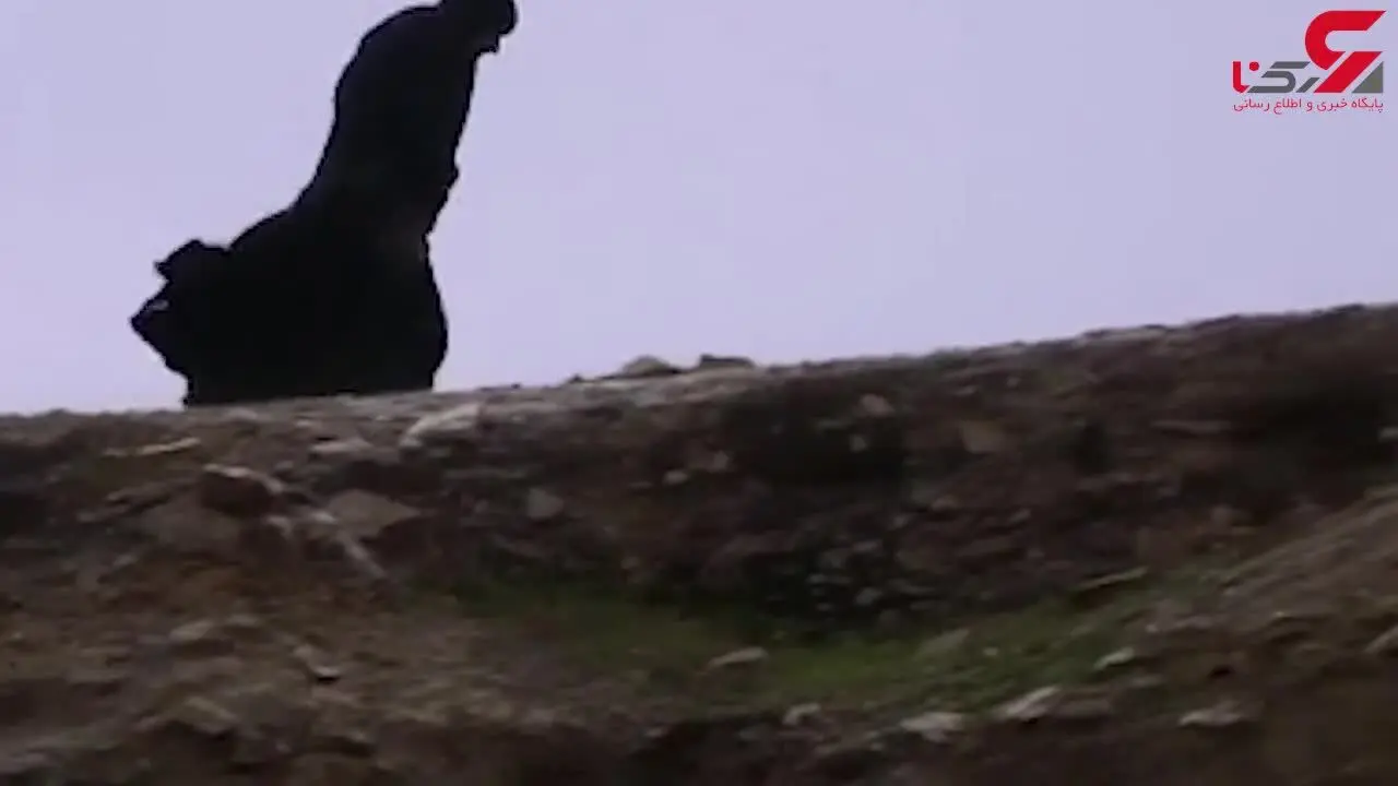 زنی که نانش را از زیر سنگ درمی‌آورد