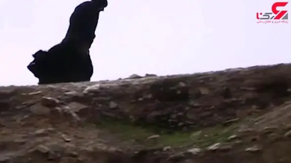 زنی که نانش را از زیر سنگ درمی‌آورد