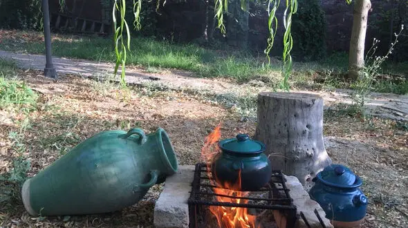 آبگوشت روی آتیش، اونم توی دیزی سفالی و وسط باغ / فیلم