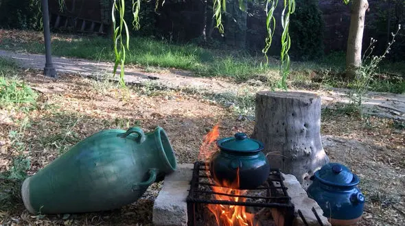 آبگوشت روی آتیش، اونم توی دیزی سفالی و وسط باغ / فیلم
